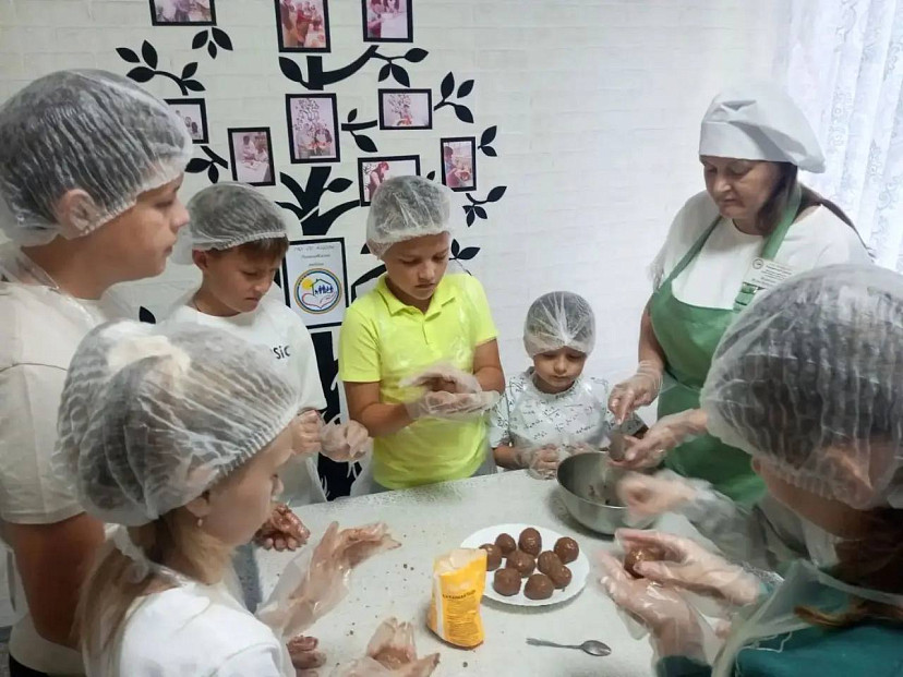 Саратовских детей научили готовить пирожное «картошку» 