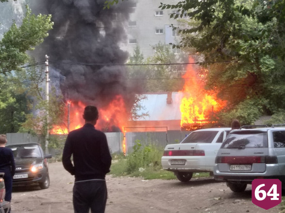 В Заводском районе рядом с жилым домом горят сараи