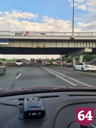 В Саратове экскаватор на трале врезался в мост и перевернулся