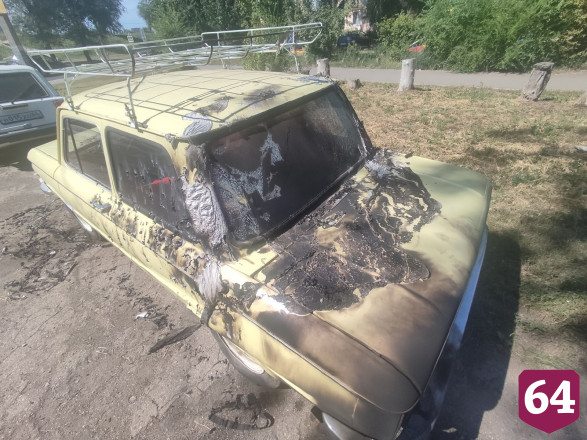 Саратовцев возмутил ночной поджог ретро-автомобиля 