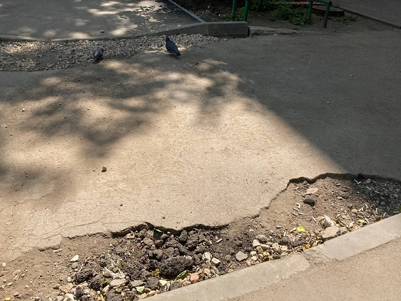 Саратовцы пожаловались на изуродованный в центре города двор