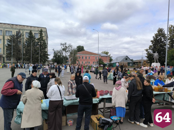 На саратовской ярмарке под песни торговали медом