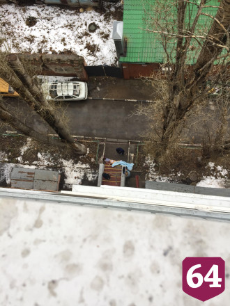 Выпавшая из окна девушка в белье оставила в подъезде куртку и зажигалку