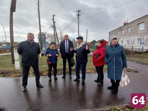 Саратовских чиновников призвали отремонтировать крышу учительнице
