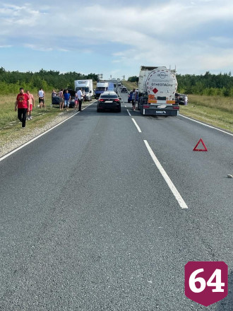 Двое детей пострадали в массовом ДТП с бензовозом под Саратовом