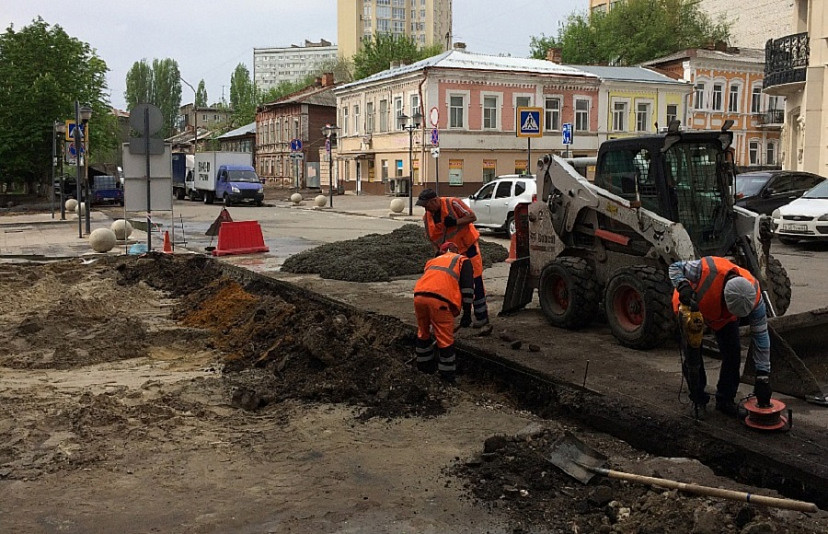 В Саратове объяснили разрушение асфальта в парковочных карманах