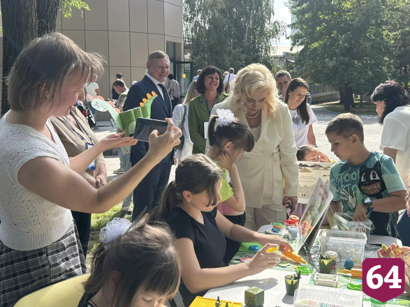 Библиотека «Заряжайка» начала работу в Детском парке Саратова