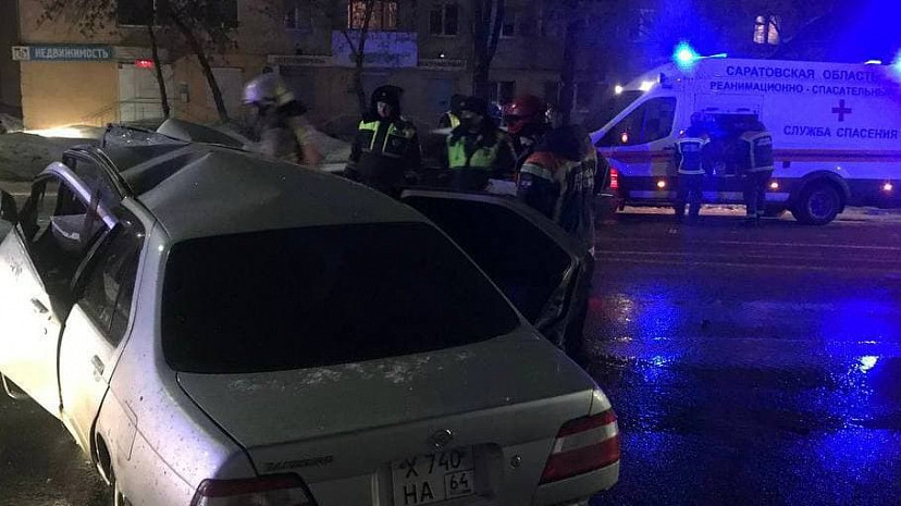В Саратове водитель иномарки протаранил столб и погиб