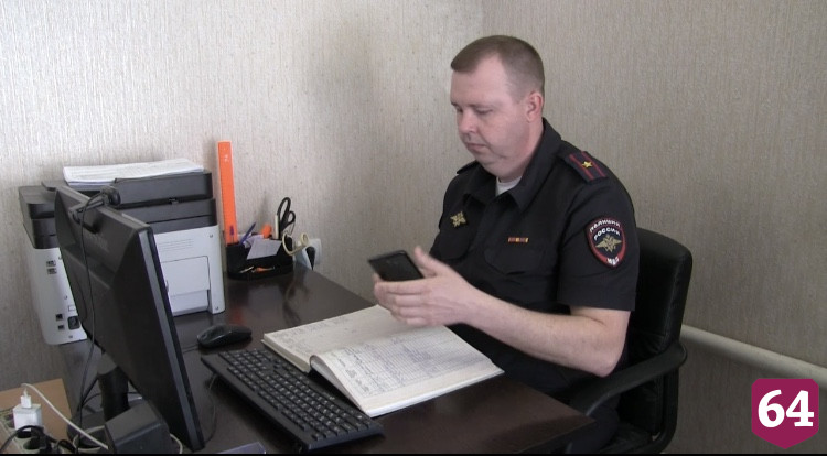 Под Саратовом спасли упавшего в реку и вцепившегося в ветку мужчину