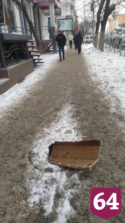 В центре Саратова на тротуаре появилась ловушка для пешеходов