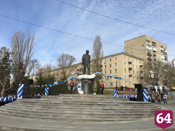 День космонавтики в Саратове открыли митингом у памятника Гагарину 