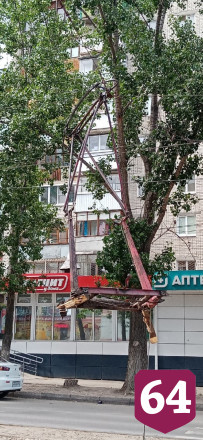 В Саратове трамвай оставил на проводах пантограф и уехал