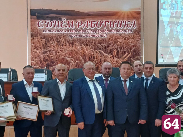 Саратовским аграриям вручили медали с пожеланием не останавливаться