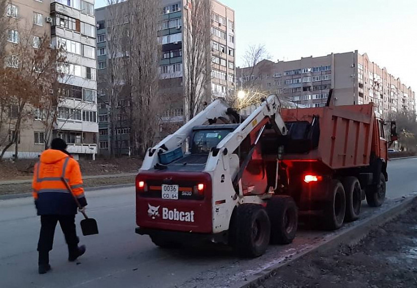 Коммунальщики Саратова устраняют последствия сильного ветра