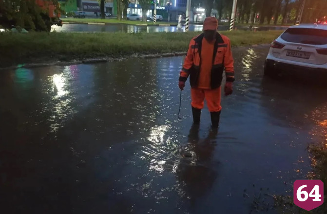 В Саратовской области сильный ветер повалил водонапорную башню 