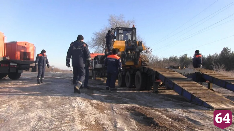 Саратовские спасатели эвакуировали людей из оторванных от мира сел