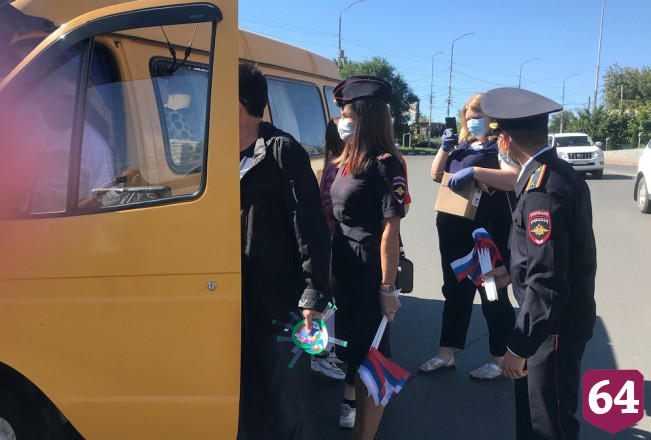 Дорожные полицейские напомнили саратовцам о государственном празднике 