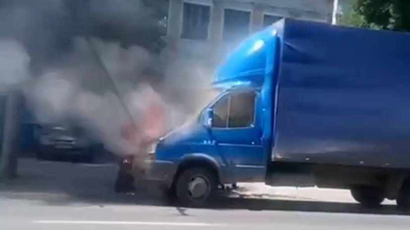 В Саратове водитель полыхающего грузовика обжег лицо и руки