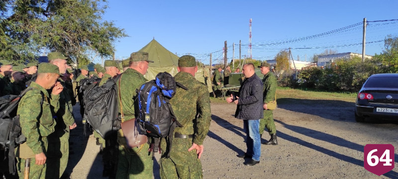 Глава района привез мобилизованным рюкзаки и обменялся телефонами