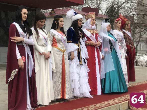 В Саратове красавицы из разных стран признались в любви к России