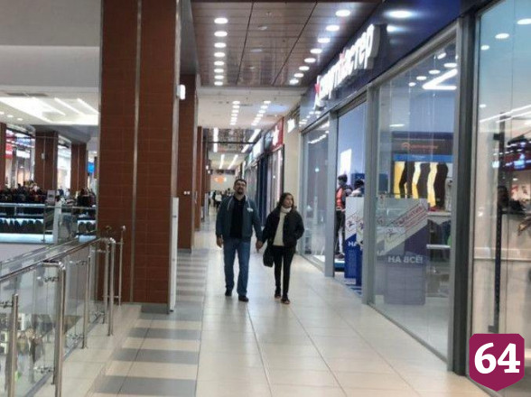 Саратовцы продолжают гулять по торговым центрам без масок 