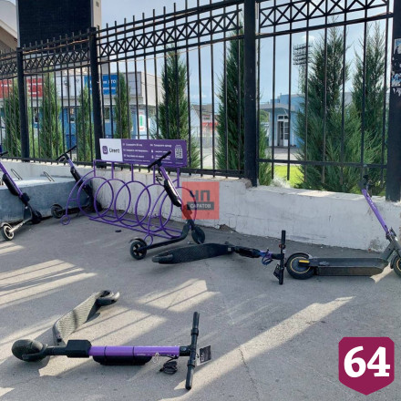 У саратовского стадиона разбросали прокатные самокаты