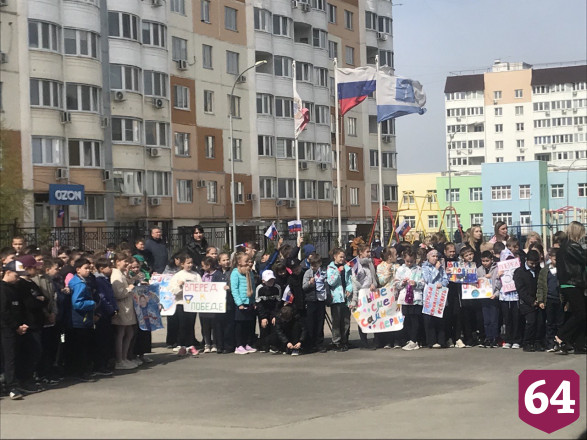 Саратовские школьники посвятили полету Гагарина космический флешмоб