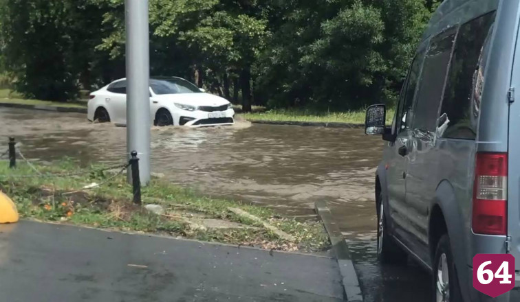 Саратовцы после ливня засняли мощный «водопад» на набережной