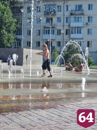 Саратовцы оценили бодрящий танец в фонтане