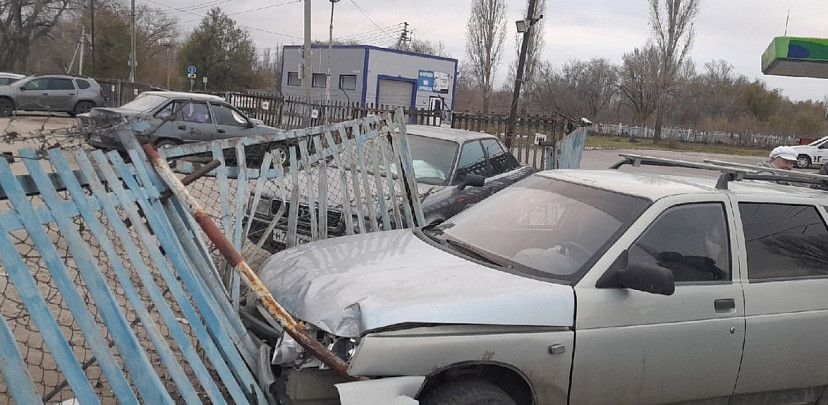 «Лада» врезалась в забор стоянки и повредила две иномарки  