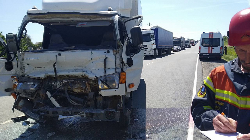 Двое мужчин покалечились в ДТП с грузовиком под Саратовом