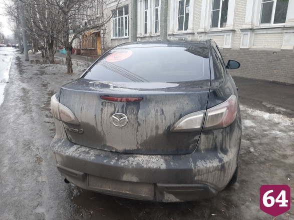 Саратовцев возмутил припарковавшийся на газоне автохам