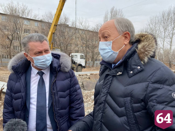 Радаев поручил мобилизовать ресурсы на строительстве дома для переселенцев