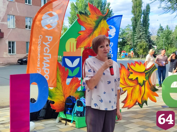 Саратовская ГЭС подарила школьникам города Балаково «Чемодан добра» и новую мебель в кабинет информатики