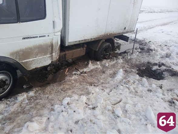 Саратовские спасатели эвакуировали водителя грузовика из заснеженного поля