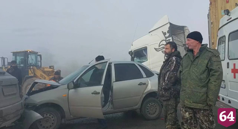 На трассе под Саратовом в туман столкнулись пять автомобилей