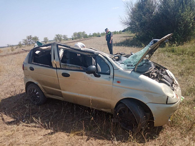 Женщина опрокинула малолитражку под Саратовом