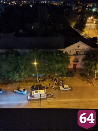 В центре Энгельса под колеса машины попала 16-летняя девушка