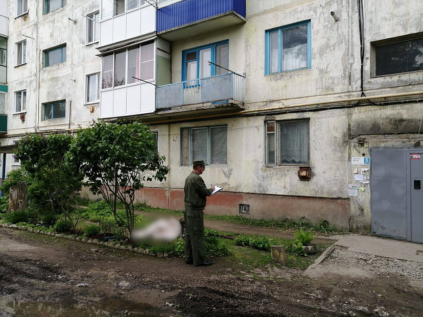 Мужчина через балкон пытался спуститься вниз и разбился