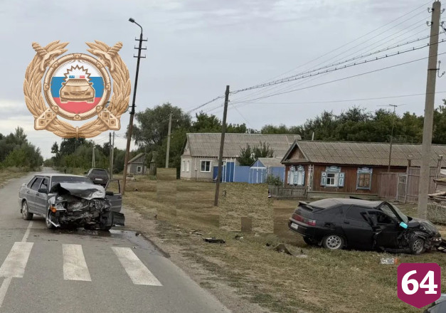 Два человека пострадали в аварии на сельской дороге в Саратовской области
