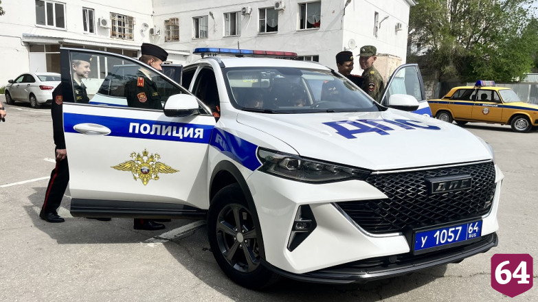 Саратовским кадетам показали ретроавтомобили Госавтоинспекции