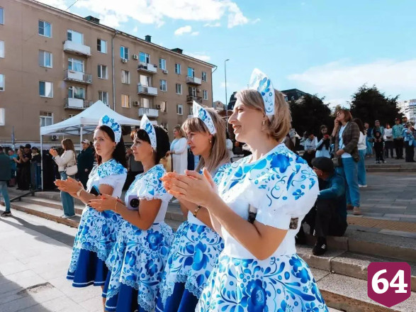 На фестивале в Саратове угощали казачьей кухней и играли в городки