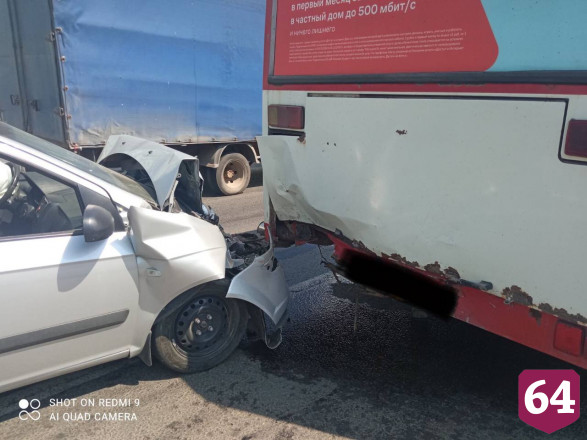 В Саратове водитель иномарки попал в больницу после ДТП с автобусом