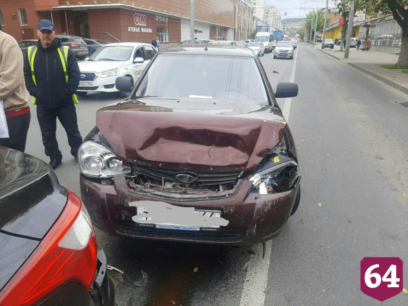 Водитель «Приоры» пострадал в массовой аварии в центре Саратова