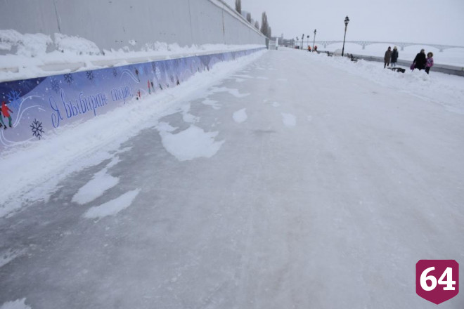 Саратовский силач оценил качество льда на городских катках 