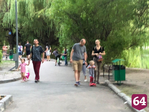 Жители Саратова вышли на вечернюю прогулку без масок