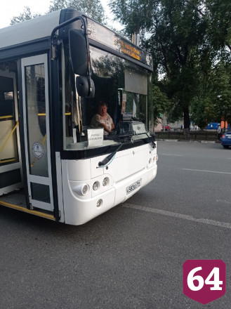 Водитель саратовского автобуса везла пассажиров под видеоролики