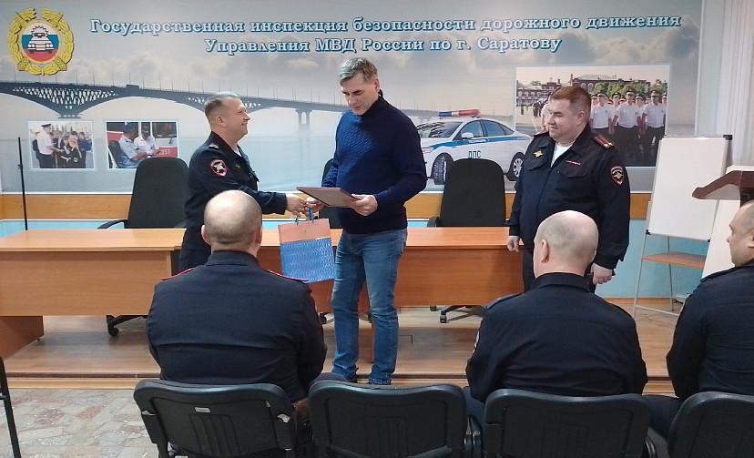 Саратовец закрыл сбитую женщину от машин и регулировал движение