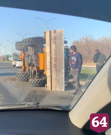 Мужчина погиб в аварии с трактором под Саратовом 