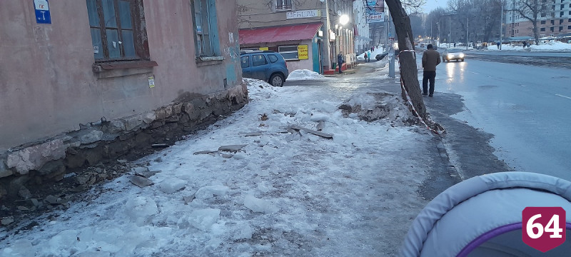 В Саратове с крыши дома со снегом сошел шифер 